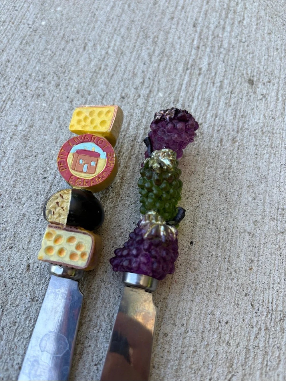2 PIECE CHEESE AND GRAPES BUTTER KNIFE